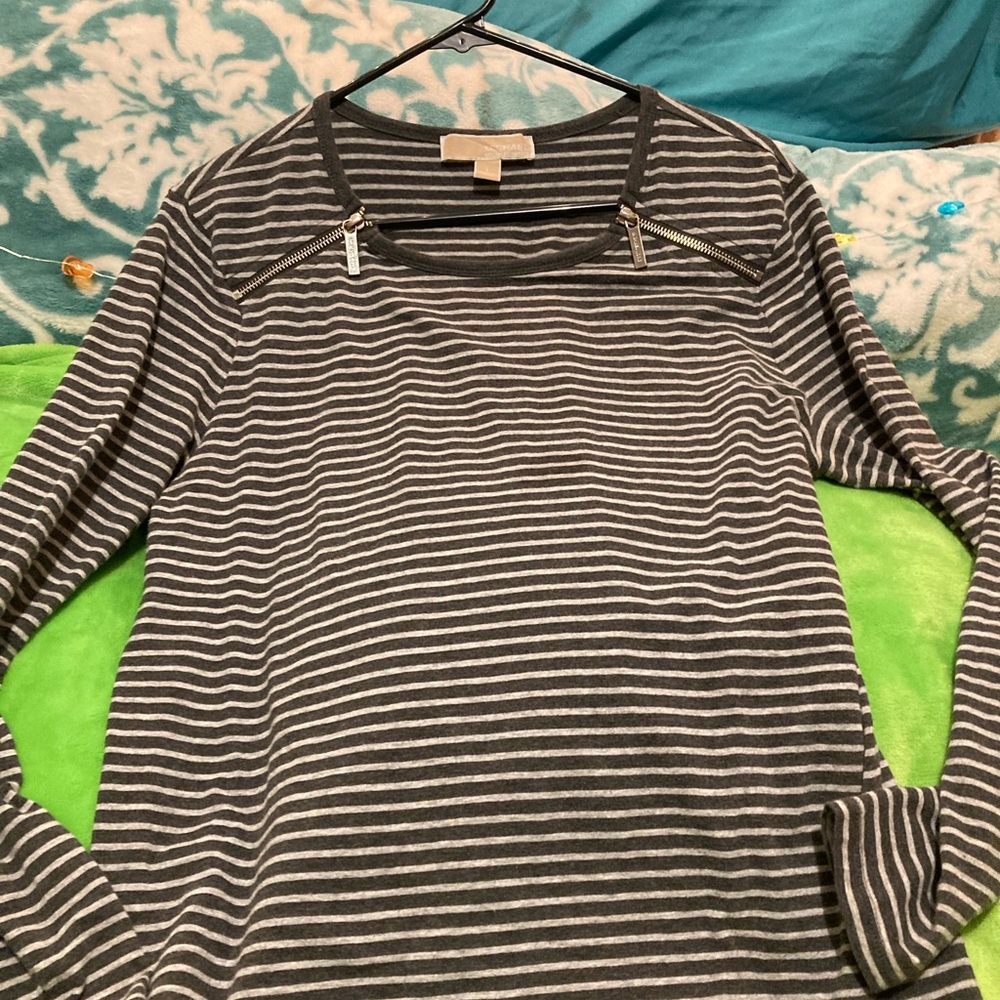 Long sleeve dressy Michael kohrs shirt size L